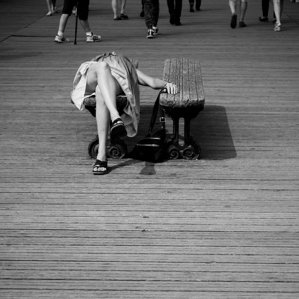 PARIGI - Francia - 10 luglio 2013 - donna che dorme nel ponte delle arti di Parigi — Foto Stock