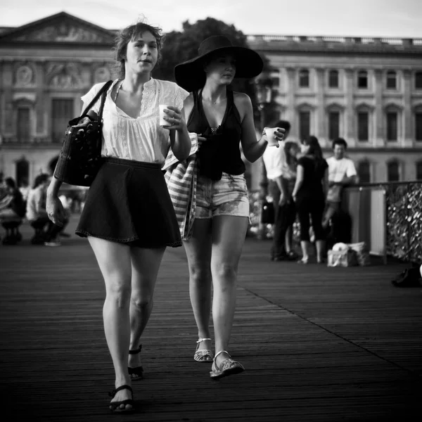 PARÍS - Francia - 14 de agosto de 2012 - mujeres de la moda caminando por el puente de las Artes en París — Foto de Stock