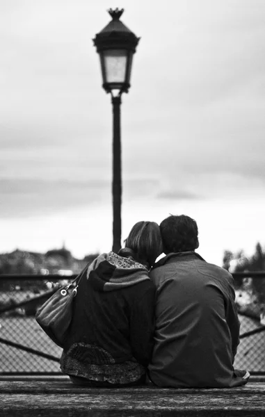 Paříž - Francie - 6. října 2010 - pár sedící v Mostě umění v Paříži — Stock fotografie