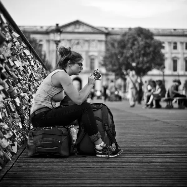 ПАРИЖ - Франция - 14 августа 2012 года - женщина, сидящая на мосту искусств в Париже — стоковое фото