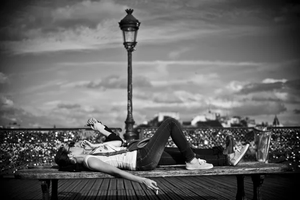 PARIGI - Francia - 30 luglio 2012 - coppia nel ponte delle arti a Parigi — Foto Stock
