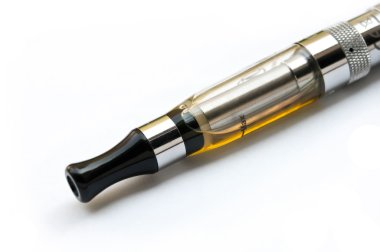 E-Sigara closeup beyaz arka plan üzerinde