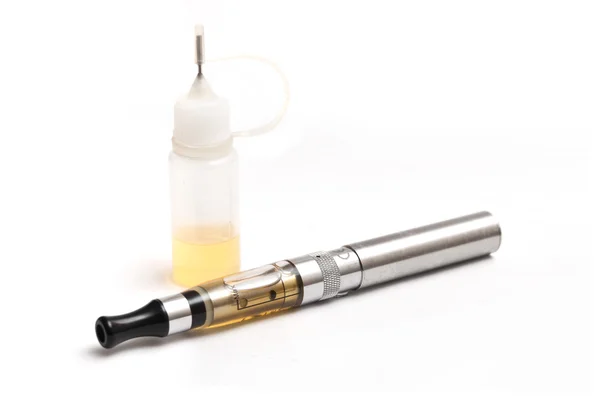 E-cigarette gros plan sur fond blanc — Photo