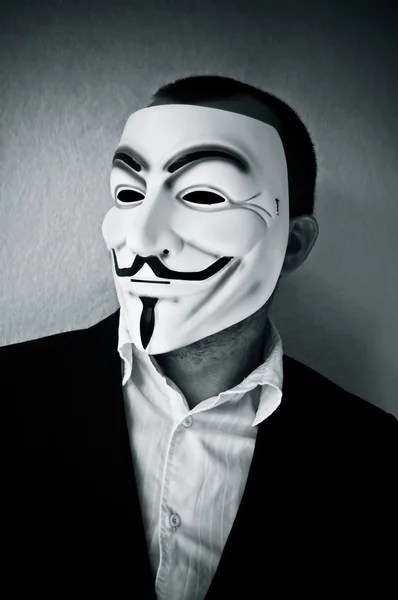 Mann mit Anzug und Vendetta-Maske. — Stockfoto