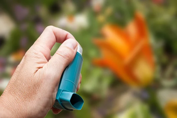 Hand with asthma aerosol in outdoor concept — Stock Photo, Image