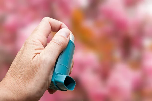 Hand with asthma aerosol in outdoor concept — Stock Photo, Image