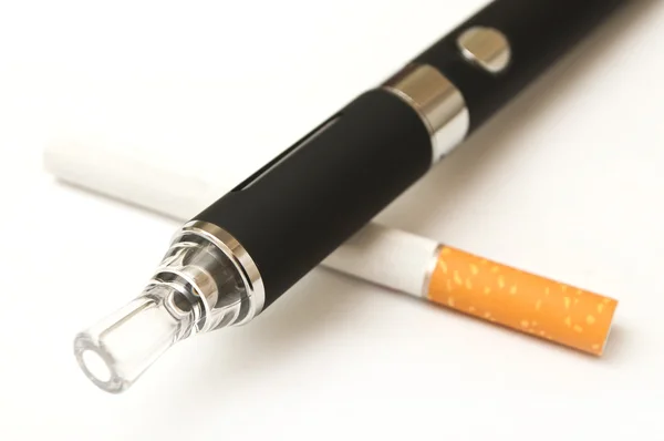白い背景の上のタバコと電子タバコのクローズ アップ — ストック写真