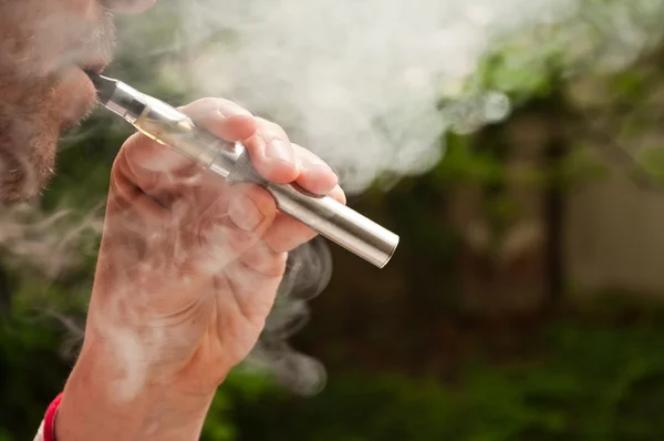 Man with e-cigarette in outdoor — Stock Photo, Image