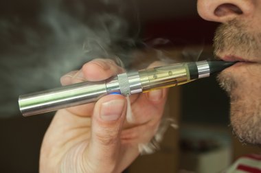 E-sigara olan adam