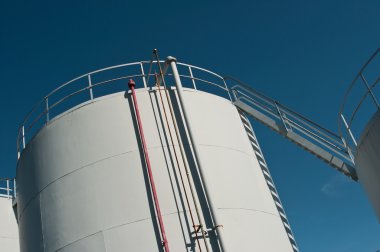 Mavi gökyüzü arka plan beyaz petrol tankları