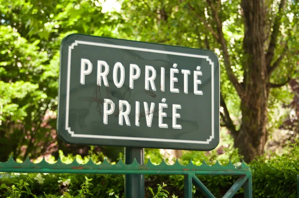 Panel de propiedad privada (texto en francés ) — Foto de Stock