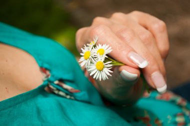 Ellerinde papatya kadınla