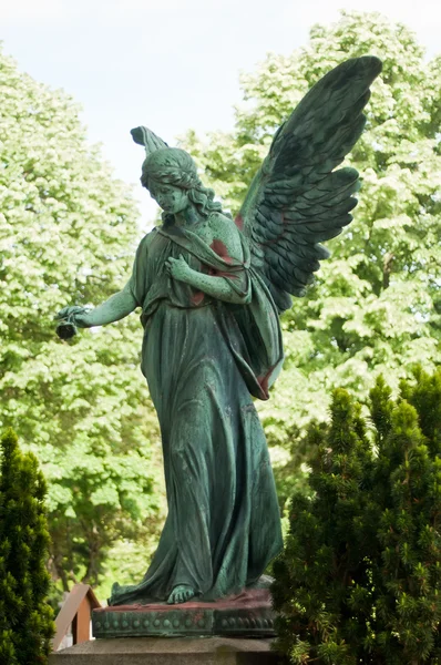 在公墓的天使青铜雕像 — 图库照片