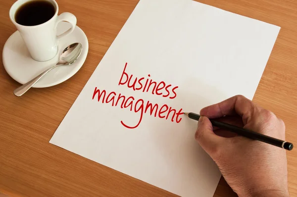 Koncepcja biuro filiżanka kawa i wyrazy business Management na biała strona — Zdjęcie stockowe
