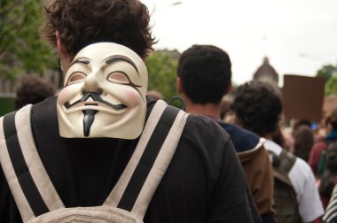 Strazburg - Fransa - 23 Mayıs 2015 - Monsanto ve Transatlantik Karşı Gösteri sırasında anonim maskesi olan insanlar Avrupa'da GMO üretimi için tedavi -