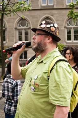 Strazburg - Fransa - 23 Mayıs 2015 - Monsanto ve Avrupa'da GDO üretimi için tedavi transatlantik karşı gösteri sırasında mikrofonlu adam -