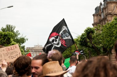 Monsanto ve Avrupa'da GDO üretimi için tedavi transatlantik karşı gösteri sırasında bayrakları olan insanlar -