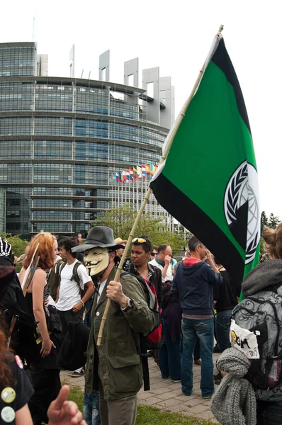 STRASBOURG - França - 23 de maio de 2015 - pessoas com máscara anônima durante a manifestação contra a Monsanto e a transatlantique tratada para a produção de OGM na Europa  - — Fotografia de Stock