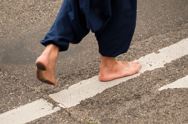 Hippie-Mann läuft ohne Schuhe auf der Straße — Stockfoto