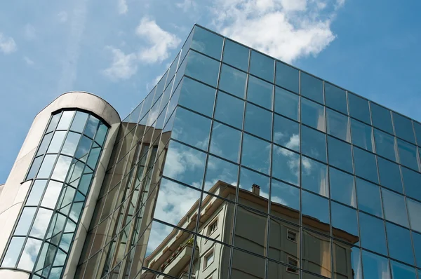 Reflexión abstracta sobre el edificio moderno — Foto de Stock