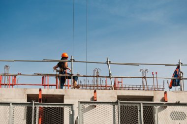 Çekme inşaat işçisi kadın