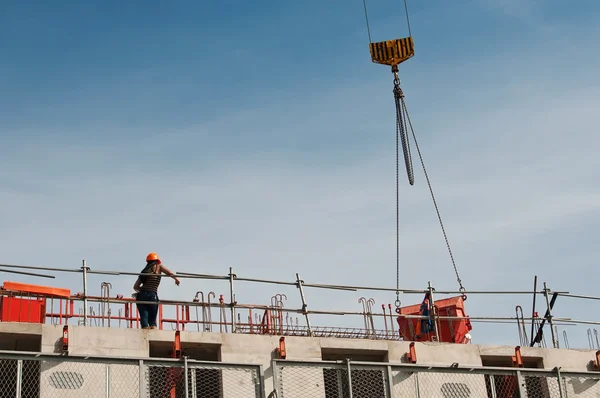 Arbeiterin auf Baustelle — Stockfoto