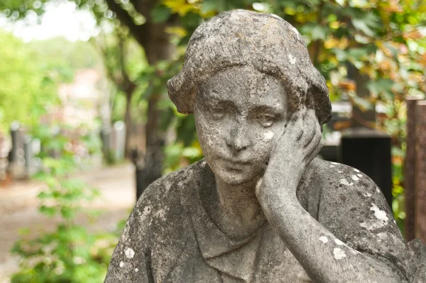 Estatua de ángel apedreado en el cementerio —  Fotos de Stock
