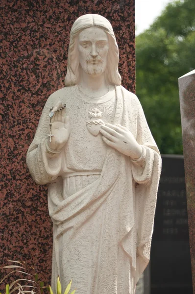 Bekiffte Christusstatue auf Friedhof — Stockfoto