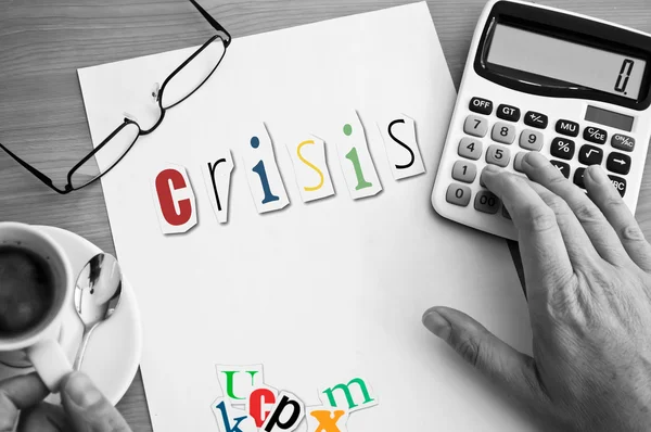 Koncepcja biuro i słowo kryzys na biała strona — Zdjęcie stockowe
