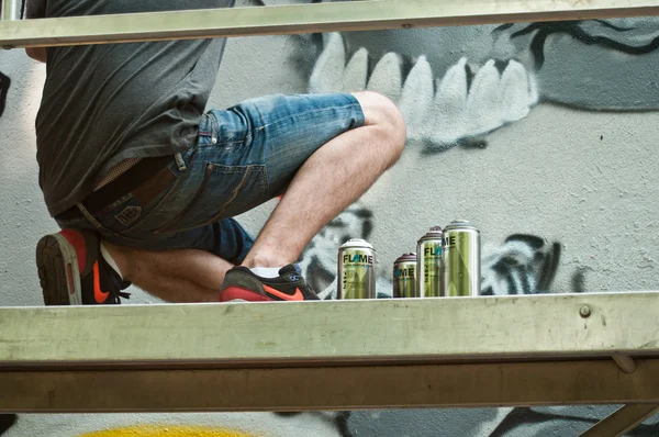 Mulhouse - Frankrike - 07 juni 2015 - målare under Bozar graffitifestival - kajen av syndare i Mulhouse — Stockfoto