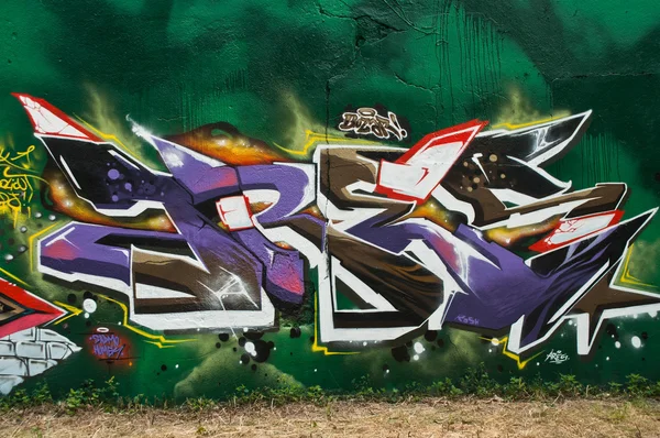 Mulhouse - Francie - 08 června 2015 - abstraktní graffiti graffiti festivalu Bozar - nábřeží hříšníků v Mulhouse — Stock fotografie