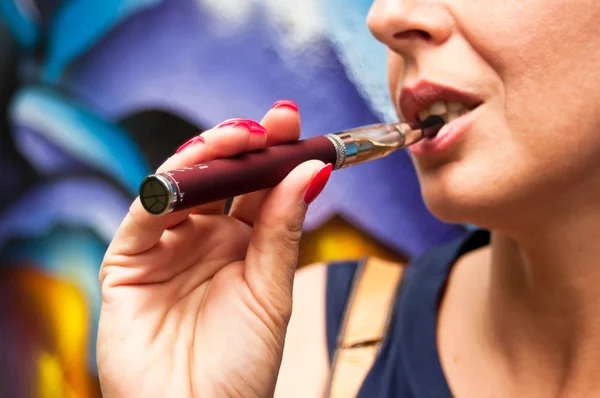 Vértes nő az e-cigaretta — Stock Fotó