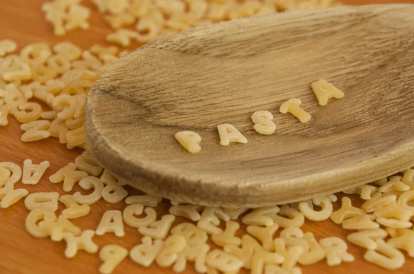 Alfabeto de pasta en una cuchara — Foto de Stock