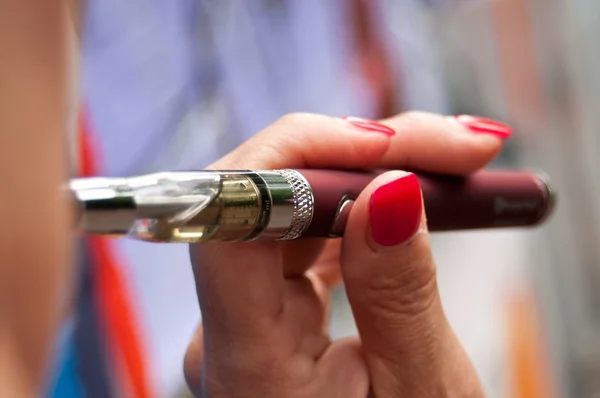 Vértes nő az e-cigaretta — Stock Fotó