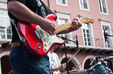 Mulhouse - Fransa - 14 Haziran 2015 - gitarist barış için gösteri sırasında