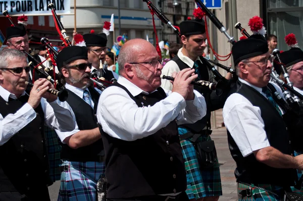 Mulhouse - Francia - 14 de junio de 2015 - músicos escoceses durante la manifestación por la paz —  Fotos de Stock