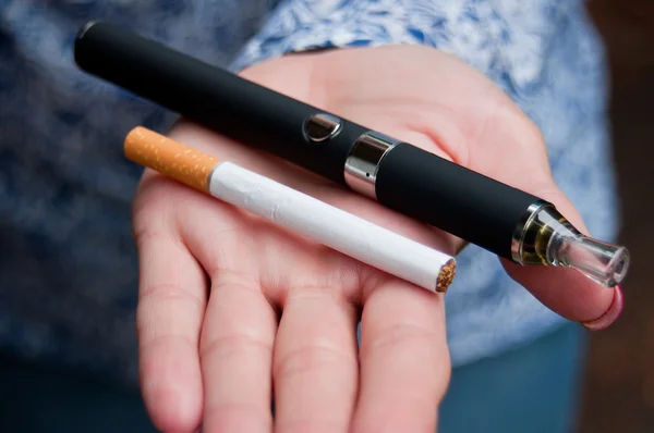 Närbild av kvinna med e-cigarett hand — Stockfoto