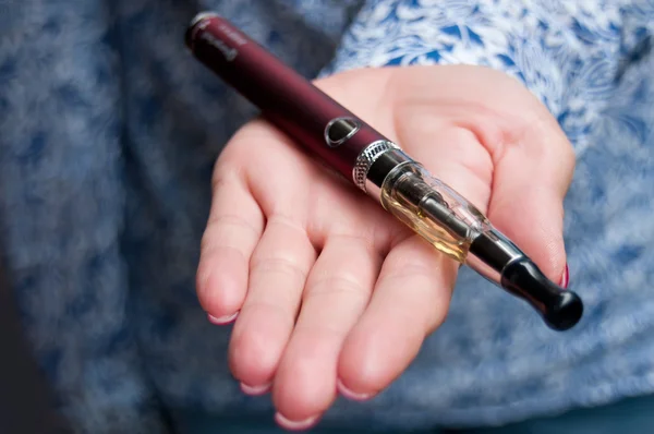 Gros plan main de femme avec e-cigarette — Photo