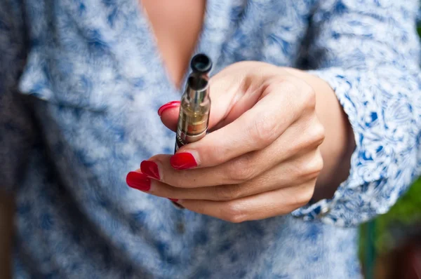 Closeup hand of woman with e-cigarette — Stock Photo, Image