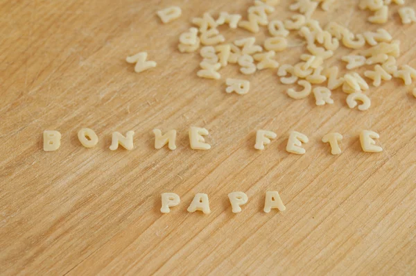 Pasta que forma el texto "Bonne Fete papa" - que significa "Feliz Día del Padre" en francés — Foto de Stock