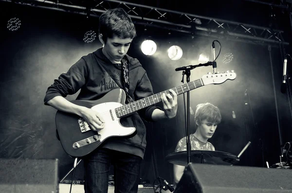 MULHOUSE - France - 21 juin 2015 - jeune guitariste de l "école de musique mulhouse lors de la soirée musicale 2015 — Photo