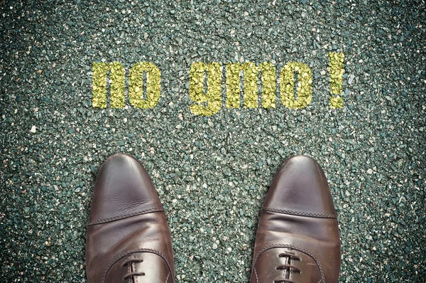 Concept signage on the road with feet - no gmo ! — Fotografie, imagine de stoc