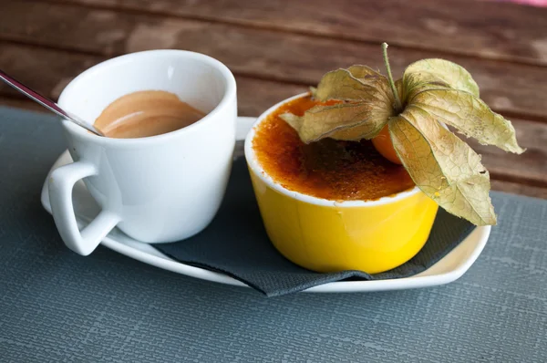 Tasse de café et crème caramélisée — Photo