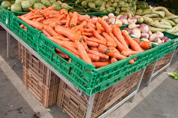 Carots and different vegetables in a market place — Stock Photo, Image