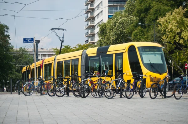 MULHOUSE - Francia - 13 agosto 2015 - tram di fronte alla stazione ferroviaria — Foto Stock