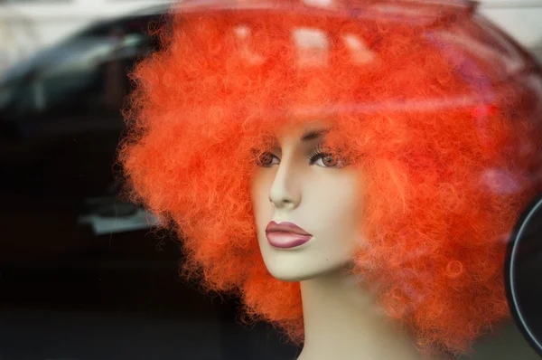 Μανεκέν με πορτοκαλί περούκα ν ένα εκθεσιακό χώρο — Φωτογραφία Αρχείου
