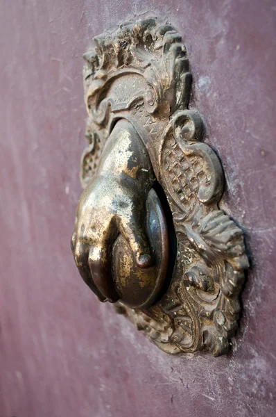 Kapının tokmağı closeup bronz — Stok fotoğraf