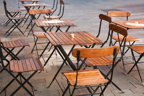 Terrassenrestaurant mit Holzstühlen — Stockfoto