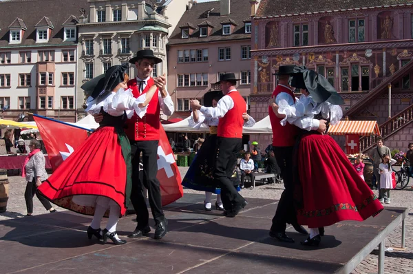 MULHOUSE - Francia - 19 de septiembre de 2015 - bailarines tradicionales alsacianos disfrazados en la cosecha de la fiesta — Foto de Stock