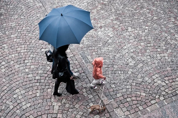 Женщины с зонтиком под дождем — стоковое фото